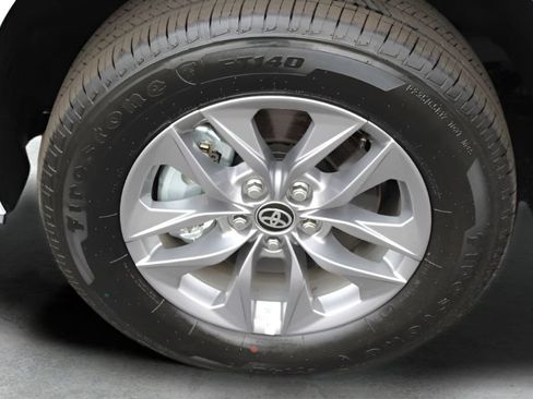 Used 2026 Toyota Sienna LE FWD image 3