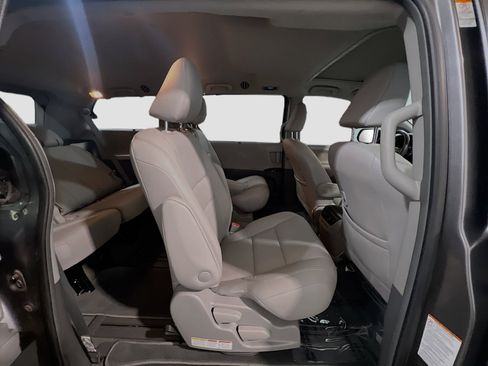 Used 2019 Toyota Sienna XLE w/ XLE Navigation Package FWD image 21