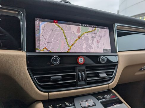 Certified 2025 Porsche Macan image 14