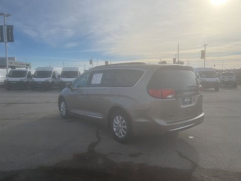 Used 2017 Chrysler Pacifica Touring-L image 4