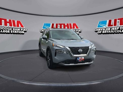 Used 2023 Nissan Rogue SL w/ SL Premium Package image 2