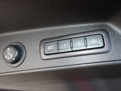 Used 2018 Chevrolet Equinox Premier FWD image 16