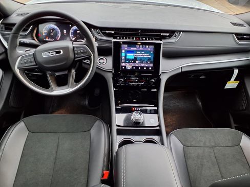New 2025 Jeep Grand Cherokee L Altitude RWD image 3