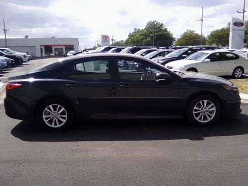 Used 2025 Toyota Camry LE image 2