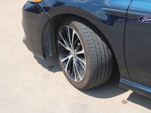 Used 2019 Toyota Camry SE w/ Convenience Package FWD image 9