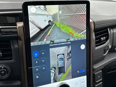 Used 2024 Ford F150 Lightning Lariat image 17