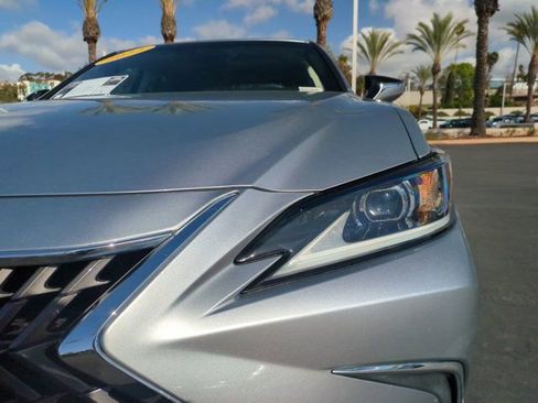 Used 2022 Lexus ES 300h w/ Accessory Package image 10
