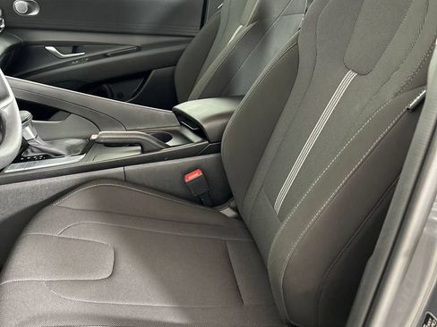 Certified 2025 Hyundai Elantra SE FWD image 12