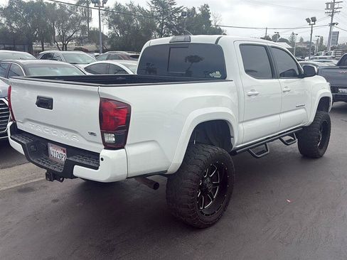 Used 2019 Toyota Tacoma TRD Sport w/ Technology Package RWD image 3