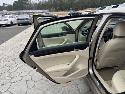 Used 2015 Volkswagen Passat TDI SEL Premium image 5