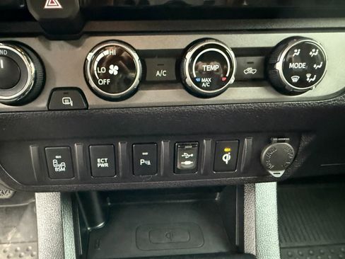 Used 2018 Toyota Tacoma TRD Off-Road image 8