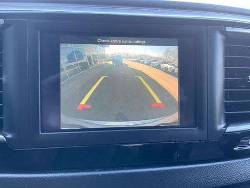 Used 2019 Chrysler Pacifica Touring-L image 14