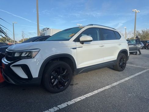 Used 2023 Volkswagen Taos SE image 3