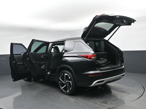 Used 2023 Mitsubishi Outlander SE image 32