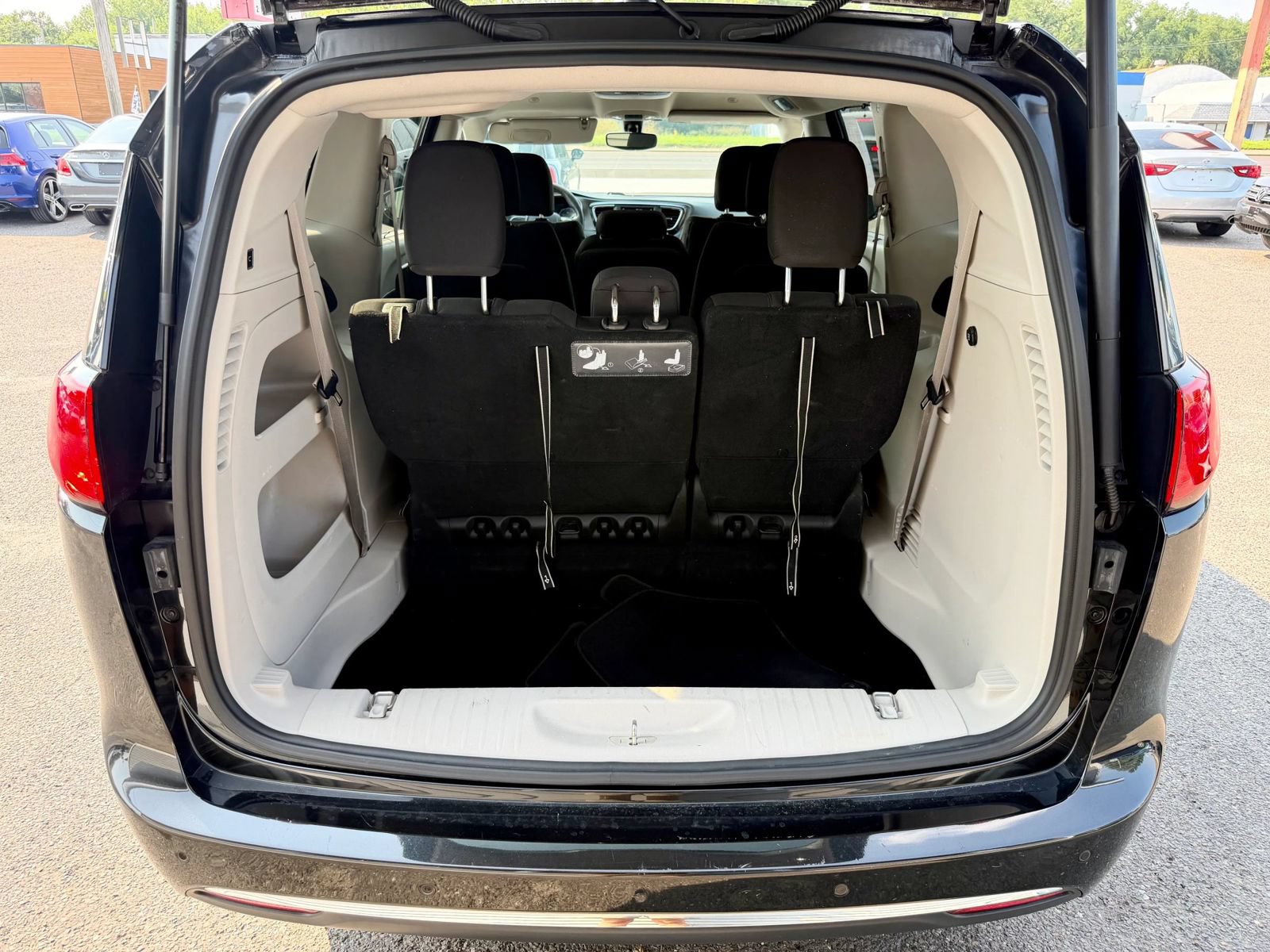 Used 2020 Chrysler Pacifica Touring w/ Tire & Wheel Group FWD image 7