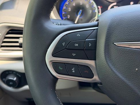 Used 2024 Chrysler Pacifica Touring-L FWD image 19