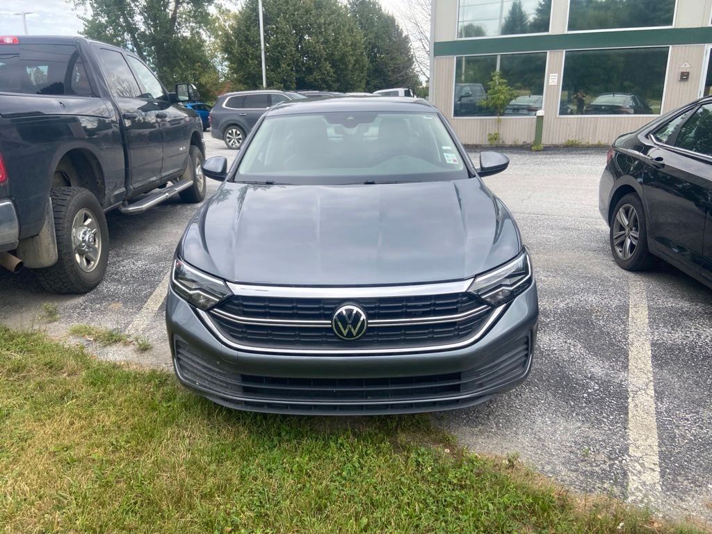 Used 2024 Volkswagen Jetta SE FWD image 2