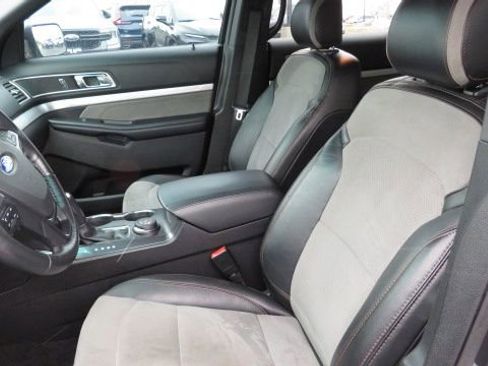 Used 2017 Ford Explorer XLT w/ Equipment Group 202A image 4