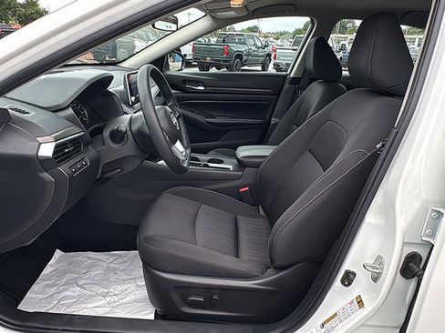 Used 2025 Nissan Altima 2.5 SV FWD image 14