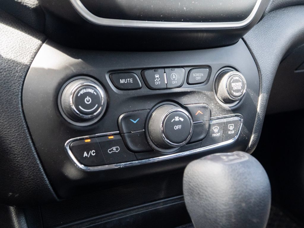 Used 2019 Jeep Cherokee Latitude w/ Cold Weather Group AWD/4WD image 26