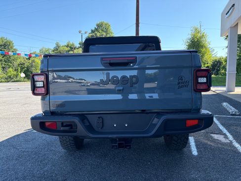Used 2025 Jeep Gladiator Sport AWD/4WD image 8