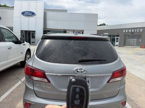 Used 2017 Hyundai Santa Fe SE FWD image 18