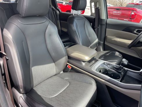 Used 2025 Kia Carnival FWD image 21