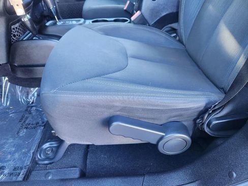 Used 2016 Jeep Wrangler Unlimited Rubicon w/ Connectivity Group image 17