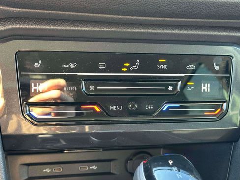 New 2024 Volkswagen Tiguan SE image 25