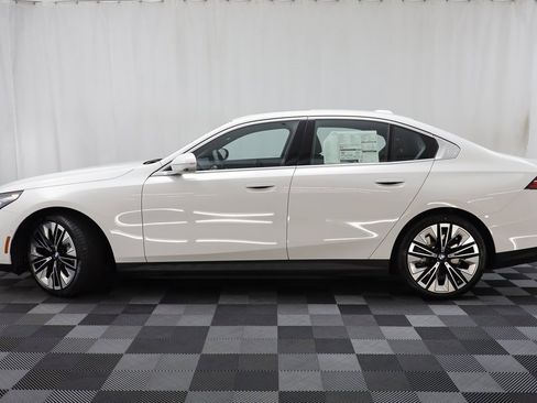 New 2026 BMW i5 eDrive40 image 5