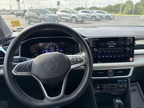 Used 2025 Volkswagen Taos SE FWD image 5
