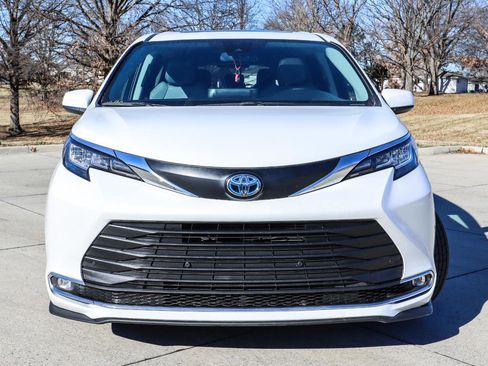 Used 2023 Toyota Sienna XLE image 18