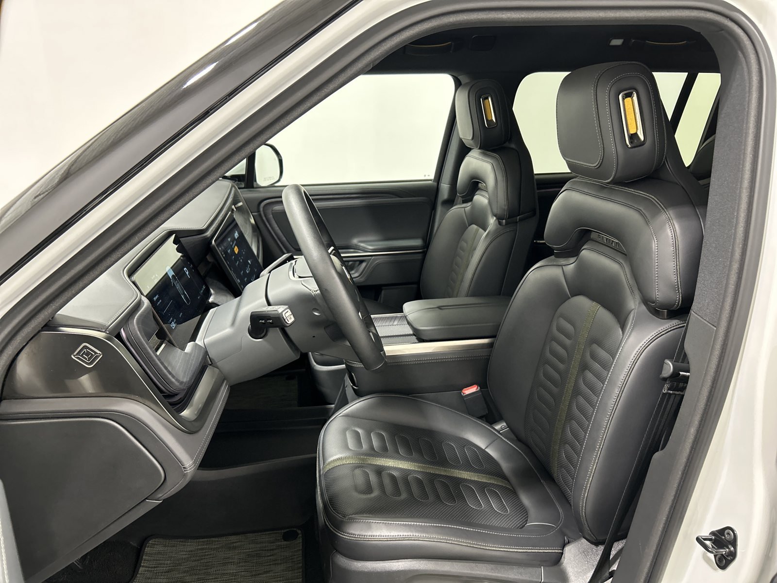 Used 2025 Rivian R1S Adventure Dual AWD/4WD image 20