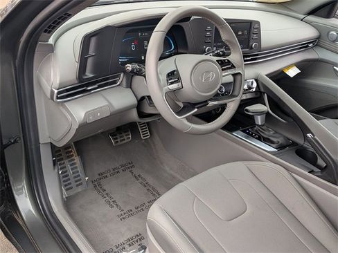 Used 2025 Hyundai Elantra Sport image 13