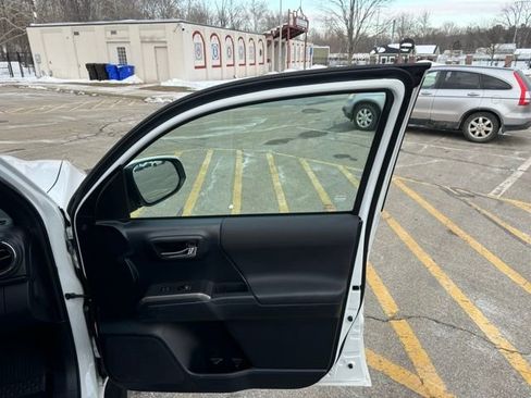 Used 2019 Toyota Tacoma TRD Sport image 12