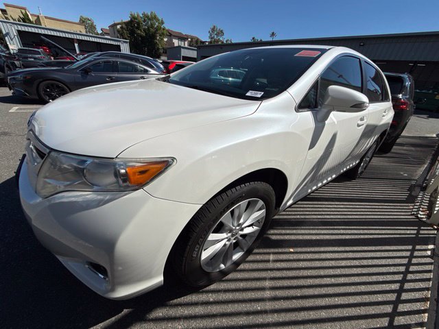Used 2015 Toyota Venza LE FWD image 2