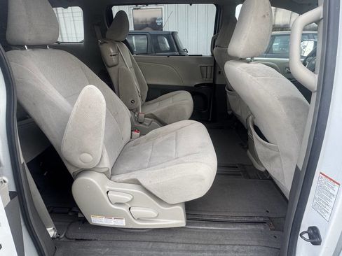 Used 2015 Toyota Sienna LE image 16