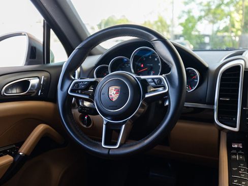 Used 2016 Porsche Cayenne w/ Premium Package image 32