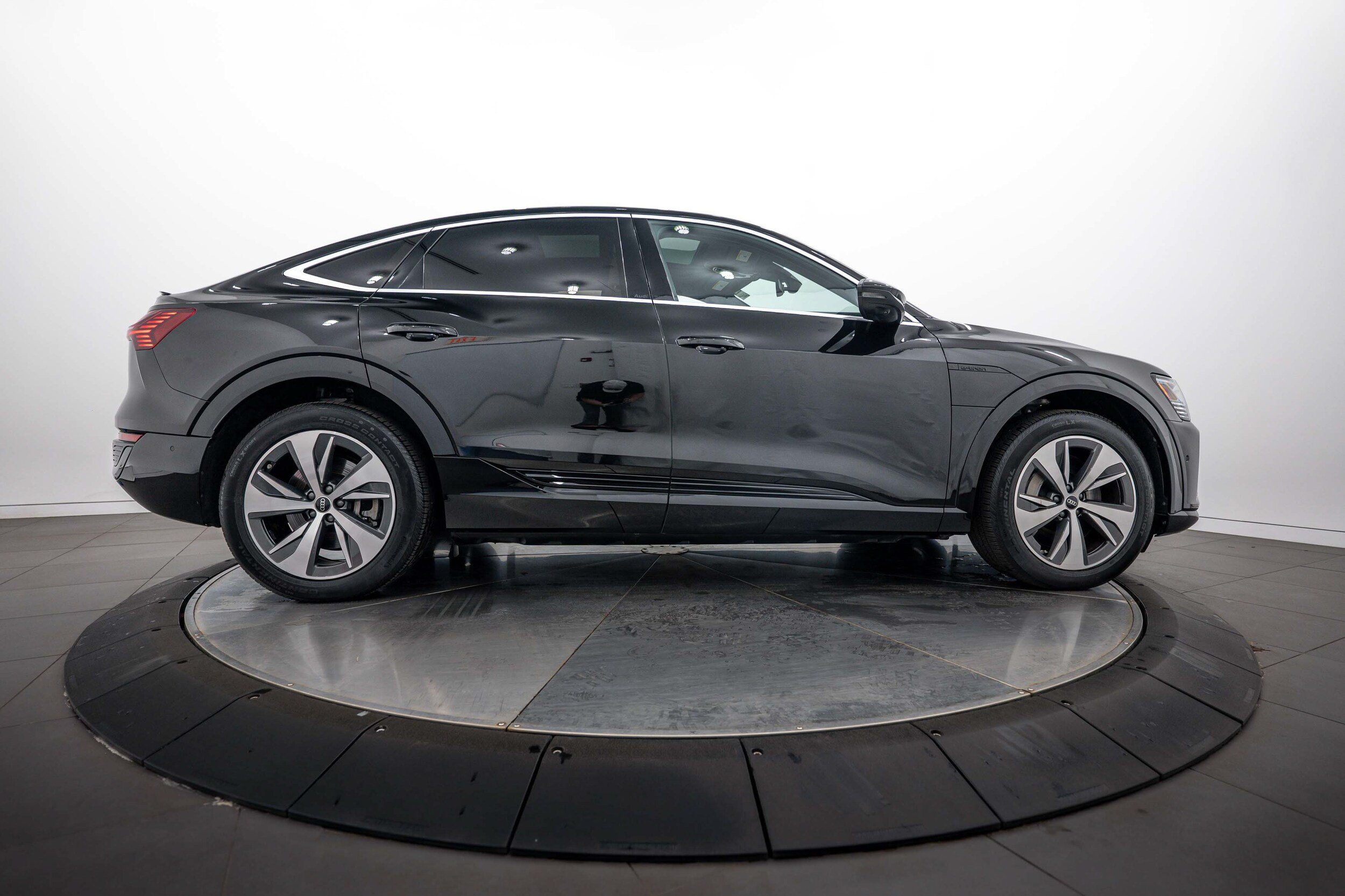 Certified 2024 Audi Q8 e-tron Prestige w/ Prestige Package AWD/4WD image 3
