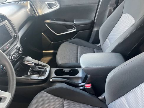 Used 2025 Kia Soul LX w/ LX Technology Package FWD image 39