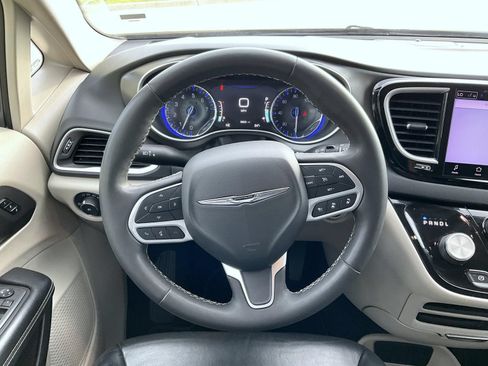 Used 2022 Chrysler Pacifica Touring-L FWD image 13