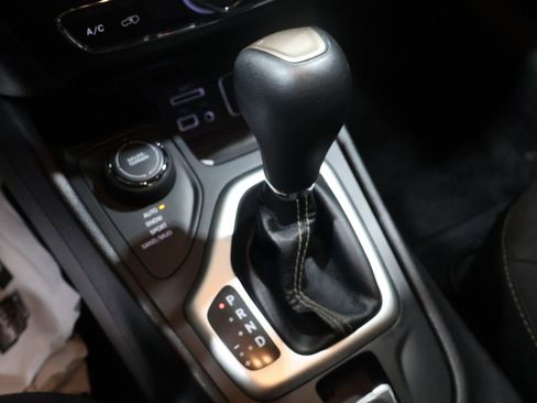 Used 2018 Jeep Cherokee Latitude w/ Cold Weather Group image 30