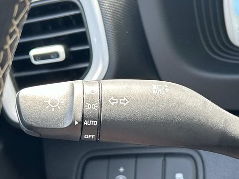 Certified 2025 Hyundai Venue Limited FWD image 30