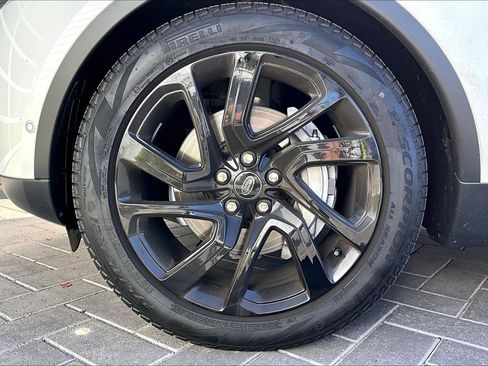 Used 2024 Land Rover Discovery S image 8