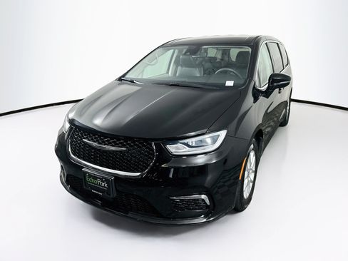 Used 2024 Chrysler Pacifica Touring-L FWD image 3