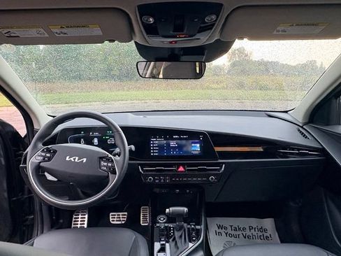Certified 2025 Kia Niro EX Touring FWD image 11