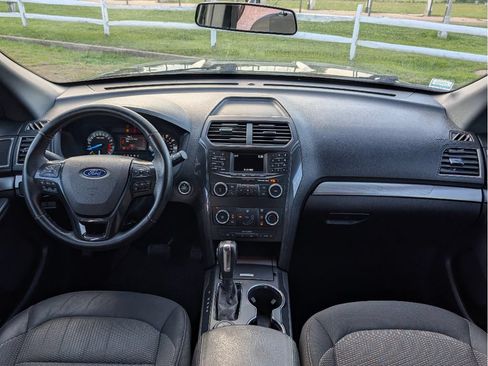 Used 2018 Ford Explorer XLT AWD/4WD image 28