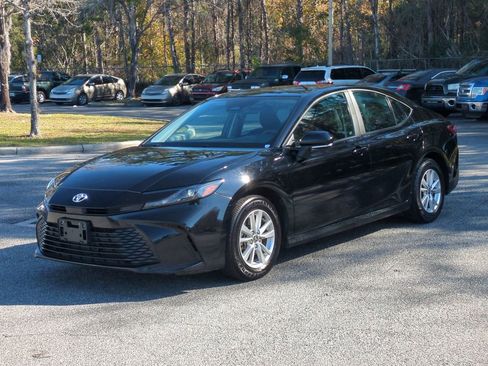 Certified 2025 Toyota Camry LE image 1