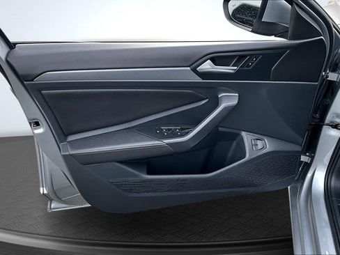 Used 2024 Volkswagen Jetta SE image 19