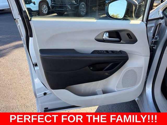 Used 2024 Chrysler Pacifica Limited FWD image 12